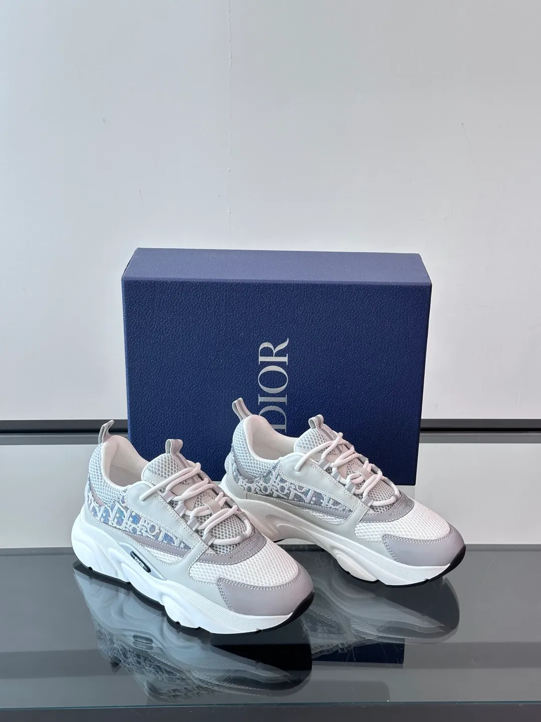 Factory price: 480💰 ◾️▫️Dior D®️ x 🆕 (high version) B22 men's jogging fashion sneakers, this single product draws inspiration from retro jogging shoes. It adopts a thick low-top design, with an upper made of black cow leather and mesh fabric, and a black and white engraved rubber sole. Black mesh fabric tongue and heel counters complement black laces, with an embossed "Di~r" logo embellishment on the side. These sneakers can be mixed and matched with a classic suit for a sporty chic look! Size: 39-45 (38, 46, 47 can be customized)